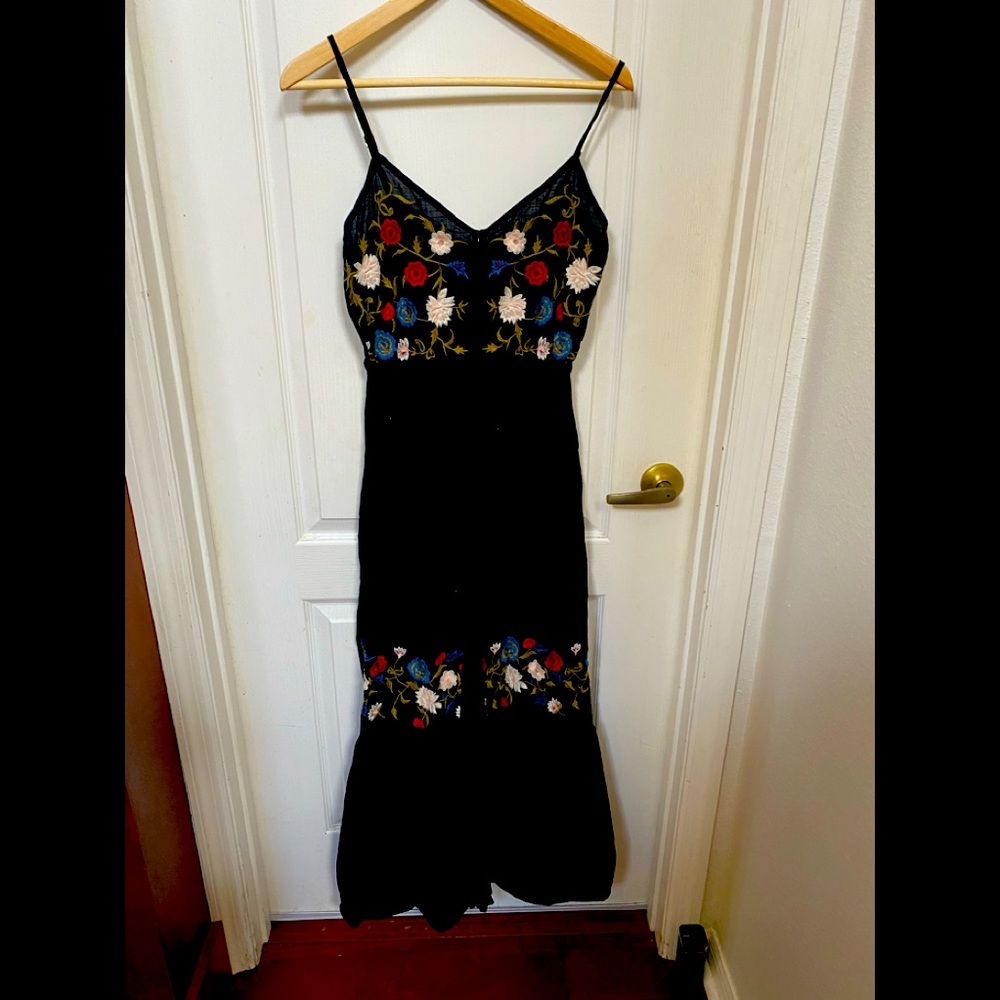 Maxi dress embroidered